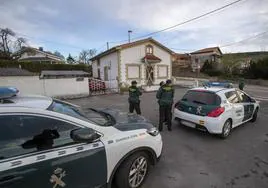 Guardias civiles, esta mañana en la casa de Hinojedo en la que ocurrieron los hechos.