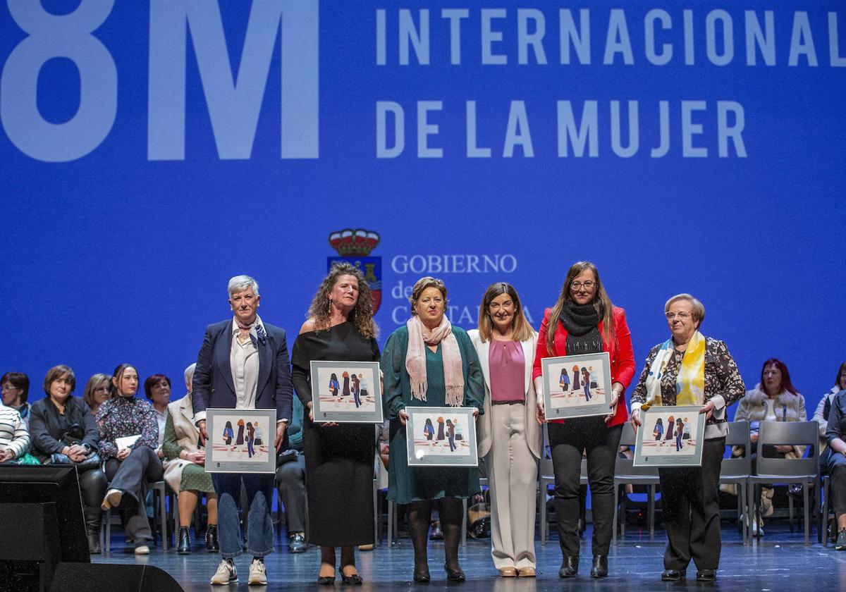 De izquierda a derecha, Filomena Vegas, Henar Pelayo, Trinidad Martínez, María José Sáenz de Buruaga, Gema Belén Quintanilla y Rafaela Millán tras entregar la presidenta una lámina de Pedro Sobrado a las representantes de las asociaciones de mujeres que recibieron un homenaje.