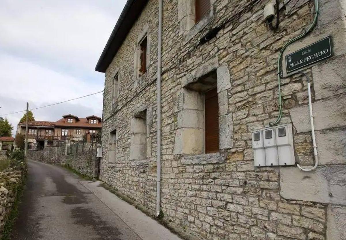 El camino a la casa de la víctima fue bautizado con su nombre. La placa de la calle Pilar Pechero está clavada en un lateral de la que era la casa del asesino.