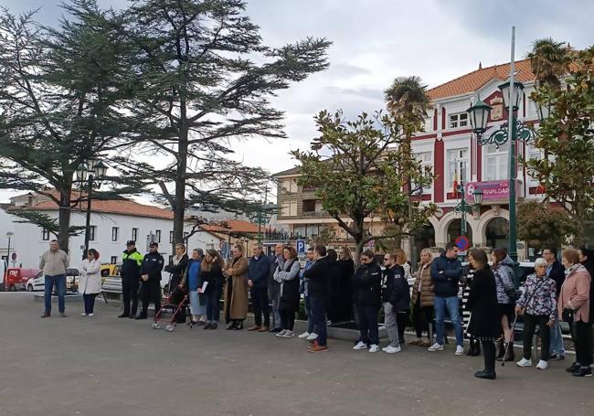 Autoridades locales y vecinos de Suances se suman al minuto de silencio por la trágica muerta de una madre y su hijo.