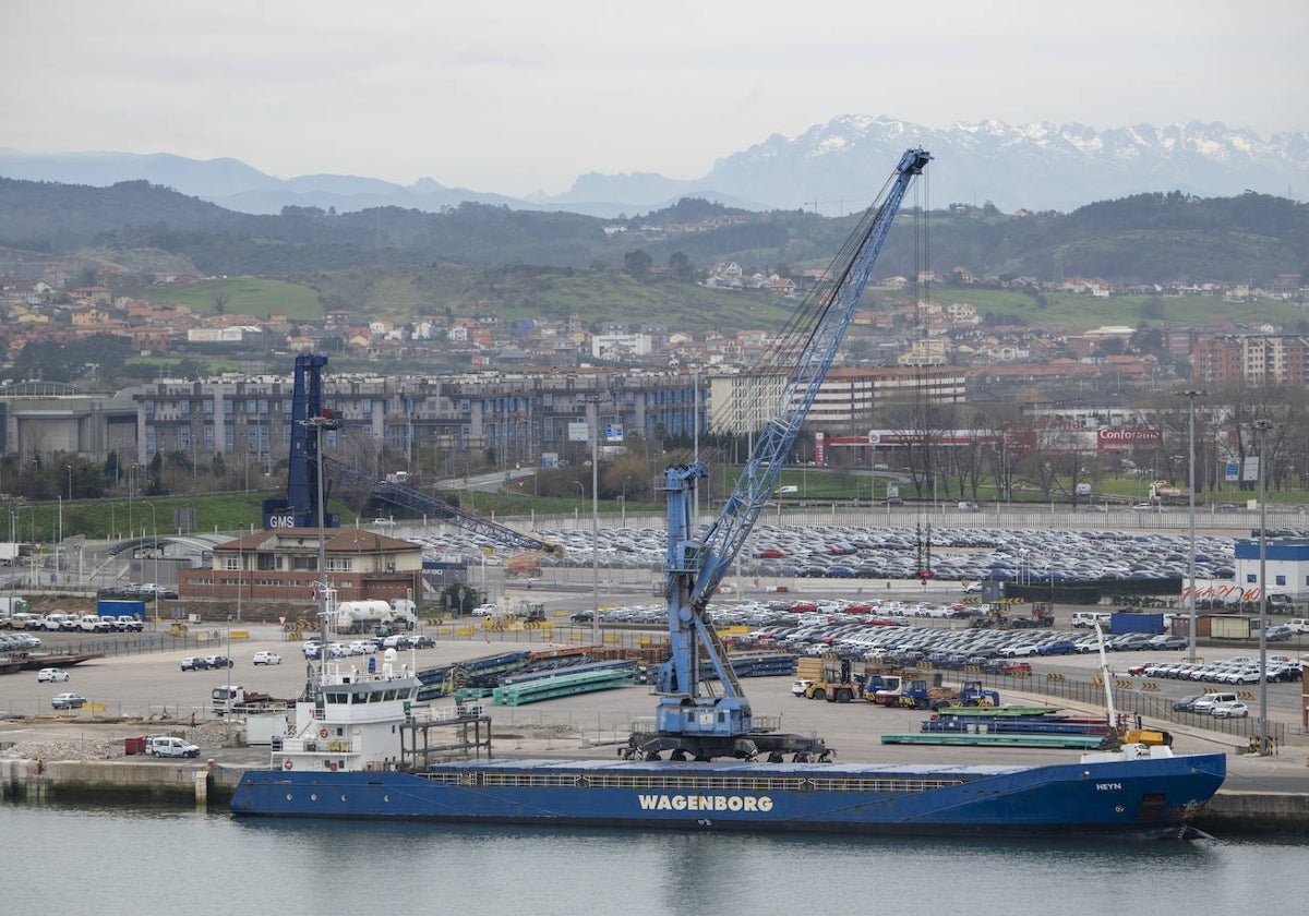 Tráfico de mercancía en el Puerto de Santander, el pasado febrero.