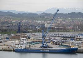 Tráfico de mercancía en el Puerto de Santander, el pasado febrero.