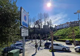Un hombre atraviesa uno de los estacionamientos de Santillana.