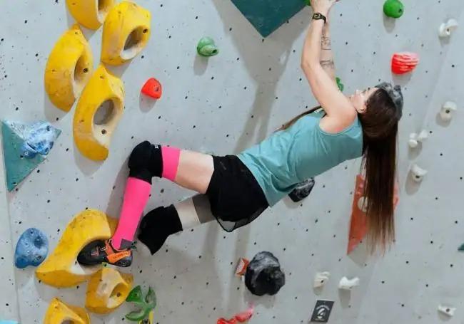 «Muchos niños que vienen a escalar aquí se quedan flipados con la prótesis o con las bromas que hago sobre mi cojera».