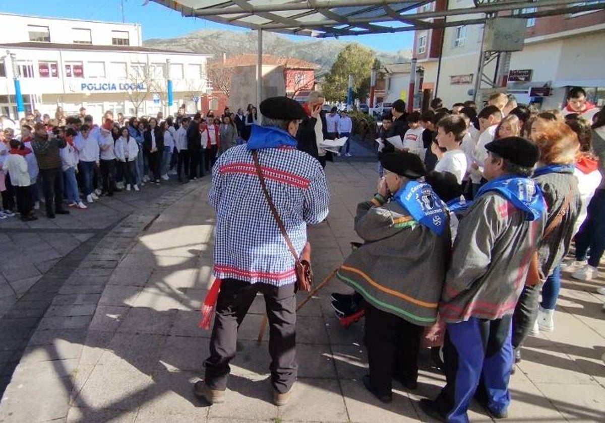 Canto de las marzas con Los Papis y los alumnos del Estelas de Cantabria.