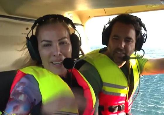 Lorena Morlote hablando con Jorge Javier desde el helicóptero de 'Supervivientes' en Honduras junto a Javier Ungría.