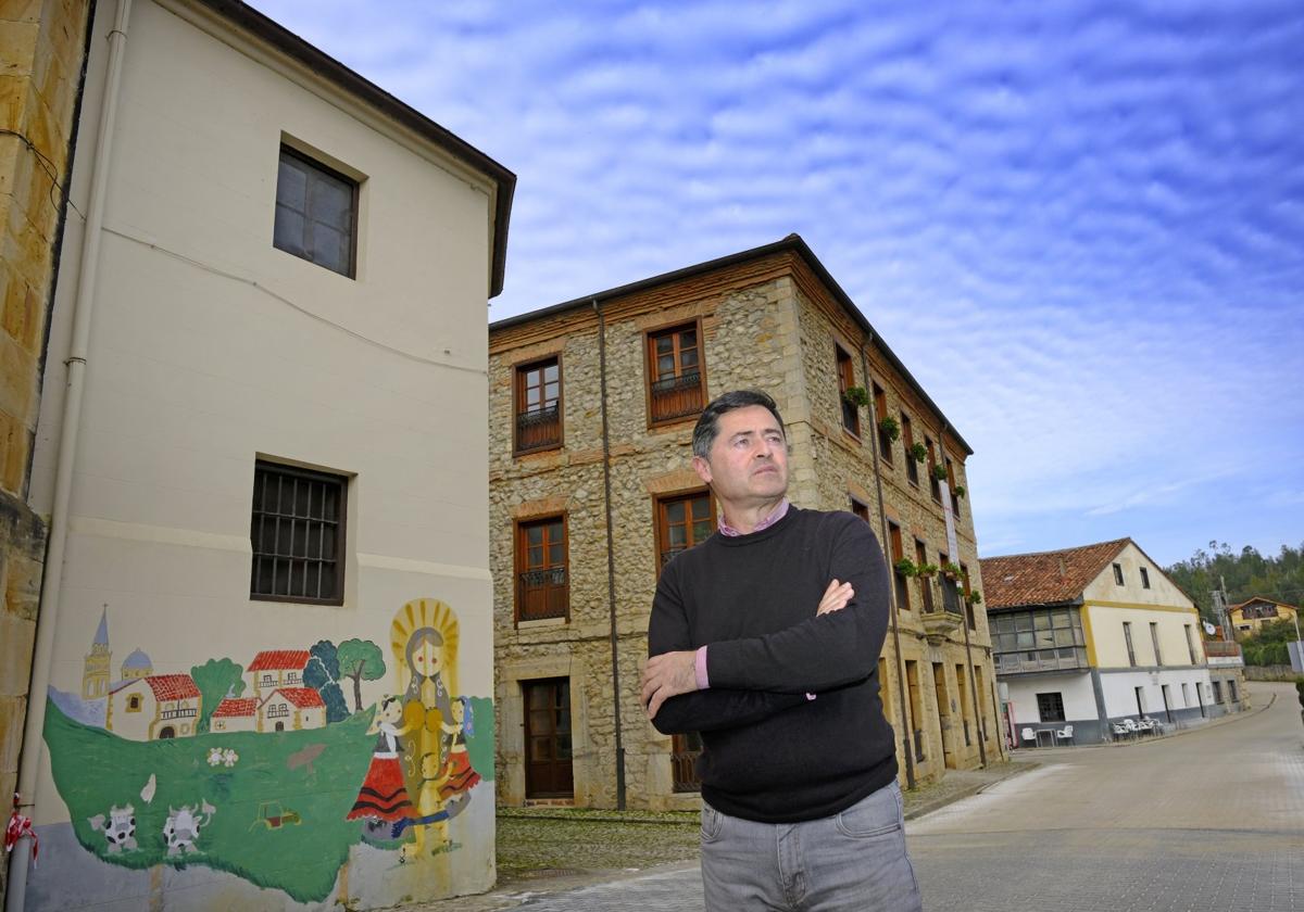 Julio Pinna en la plaza del barrio de La Iglesia de Ruiloba, delante del edificio consistorial, donde tiene su despacho.