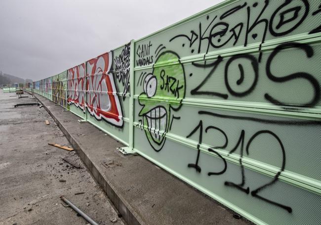 En la obra. Firmas y figuras pintadas en el vial elevado a medio construir de la obra del nudo de Torrelavega.