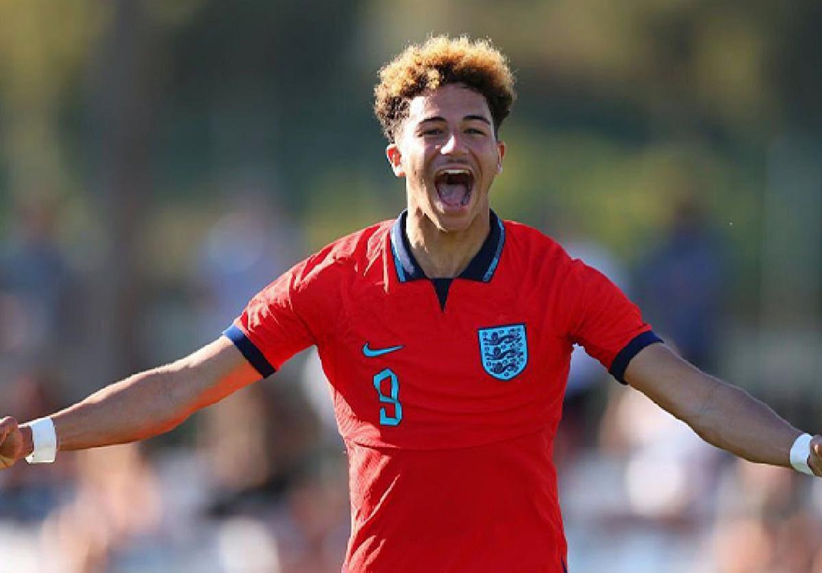 Celebración.Con la camiseta de laselección inglesa, con laque ya ha debutado enlas categorías inferiores.