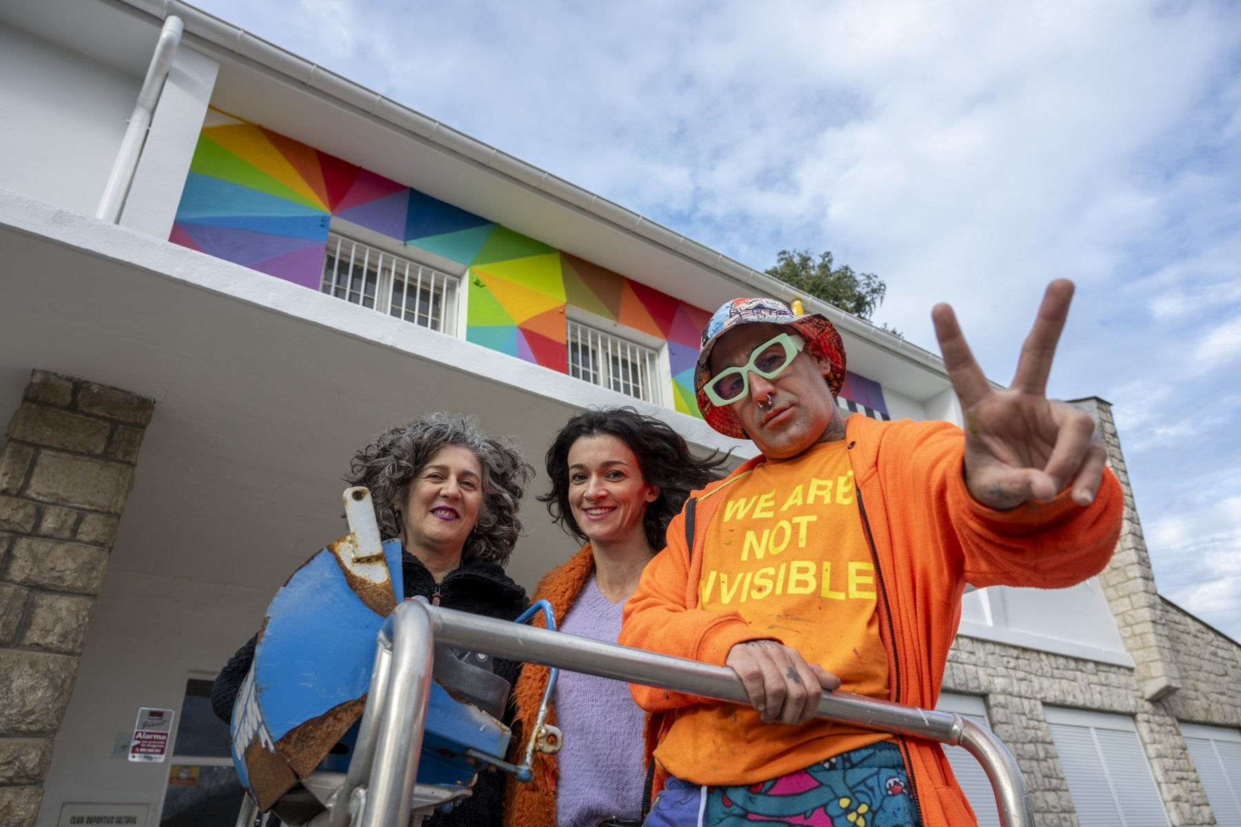 Okuda junto a Raquel Sainz y Ana José García.