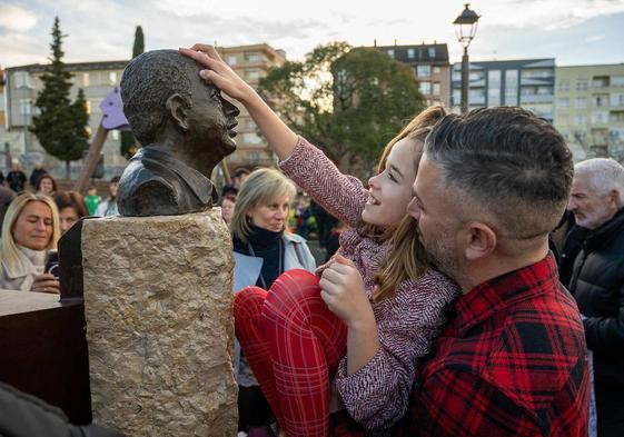 Manu Preciado y su hija Valeria, junto al busto.