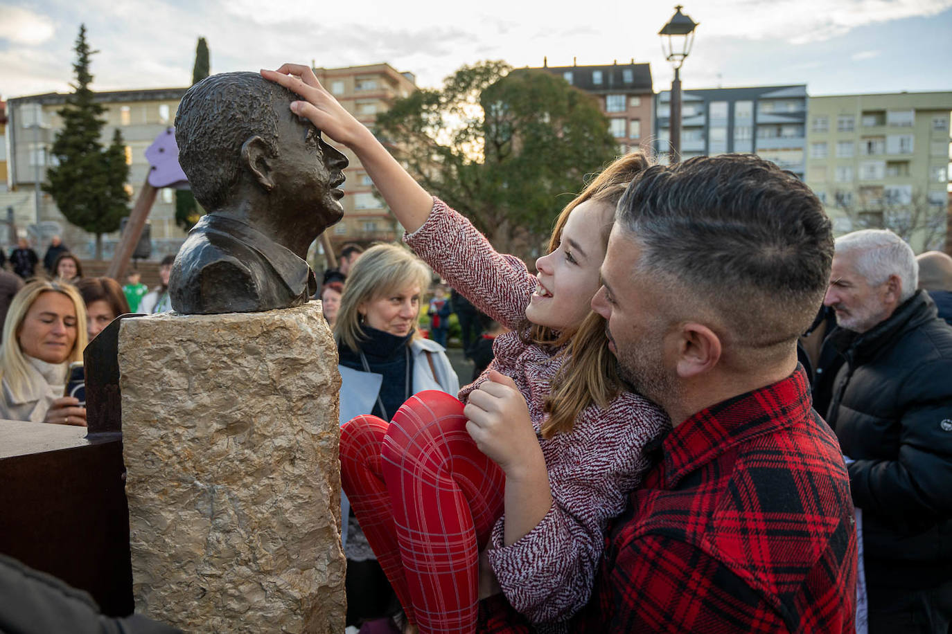 Manu Preciado y su hija Valeria, junto al busto. 