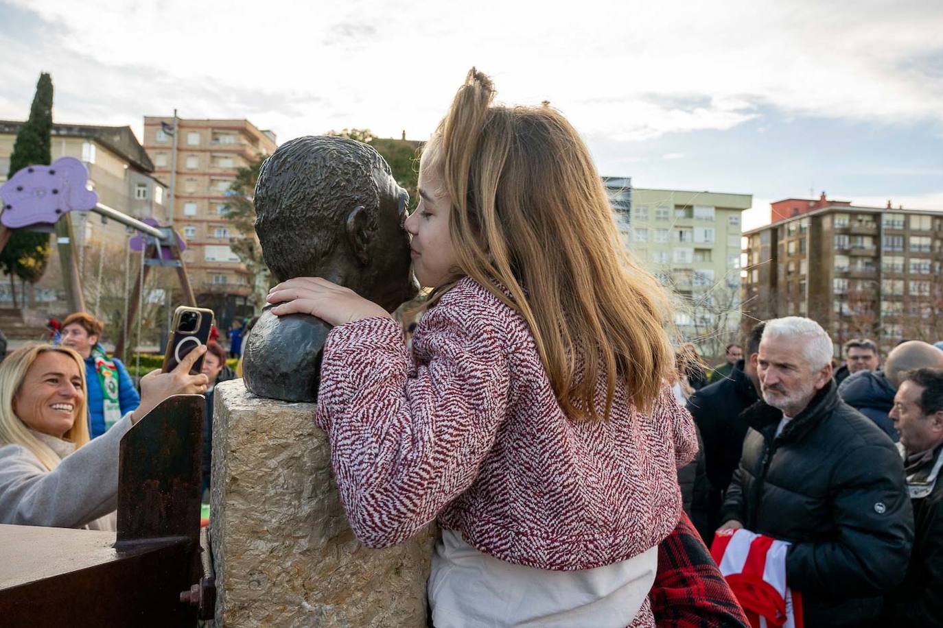 Valeria, nieta de Manolo Preciado, besa el busto de su abuelo. 