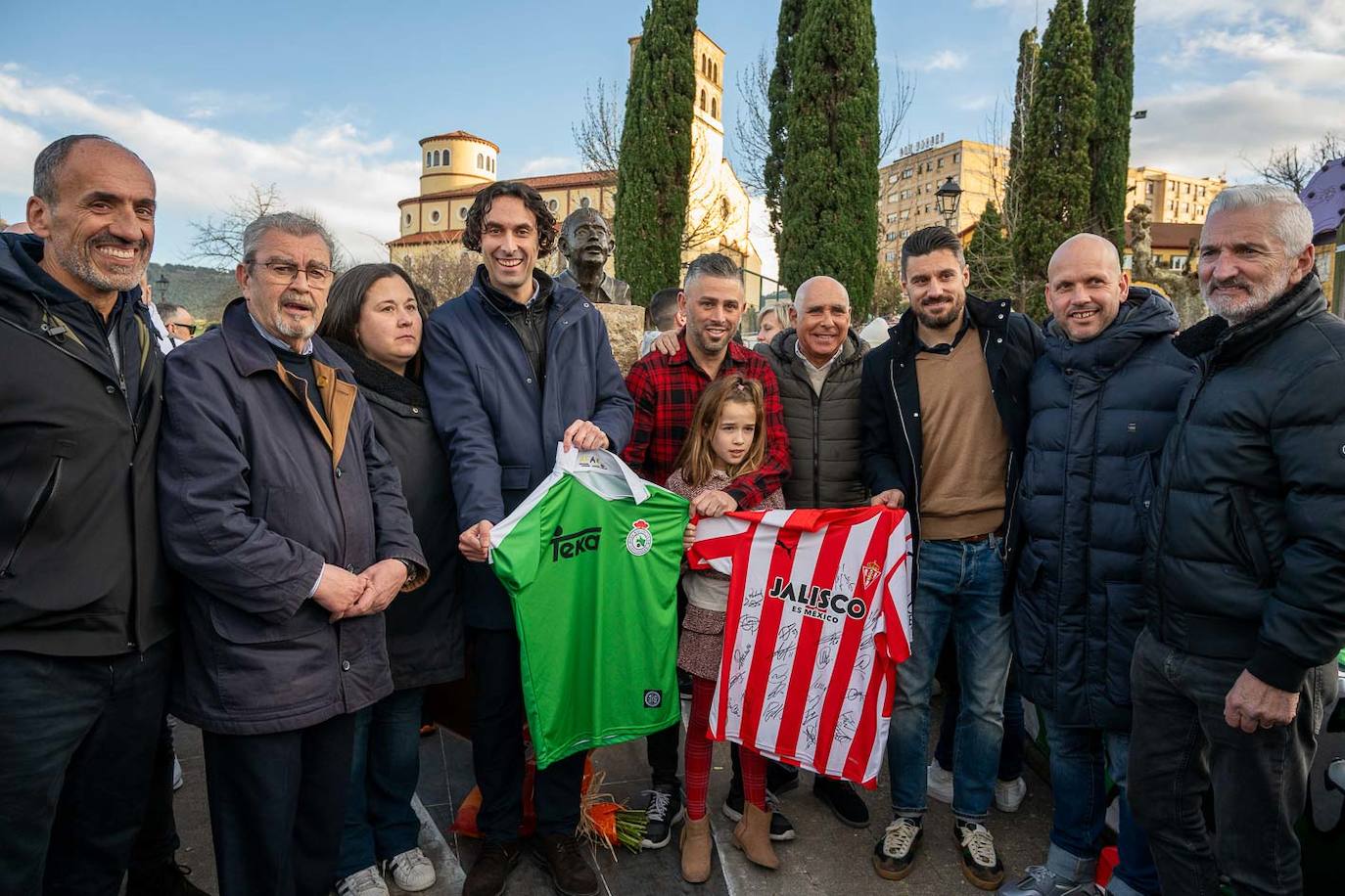 El busto de Manolo Preciado ya luce en Astillero