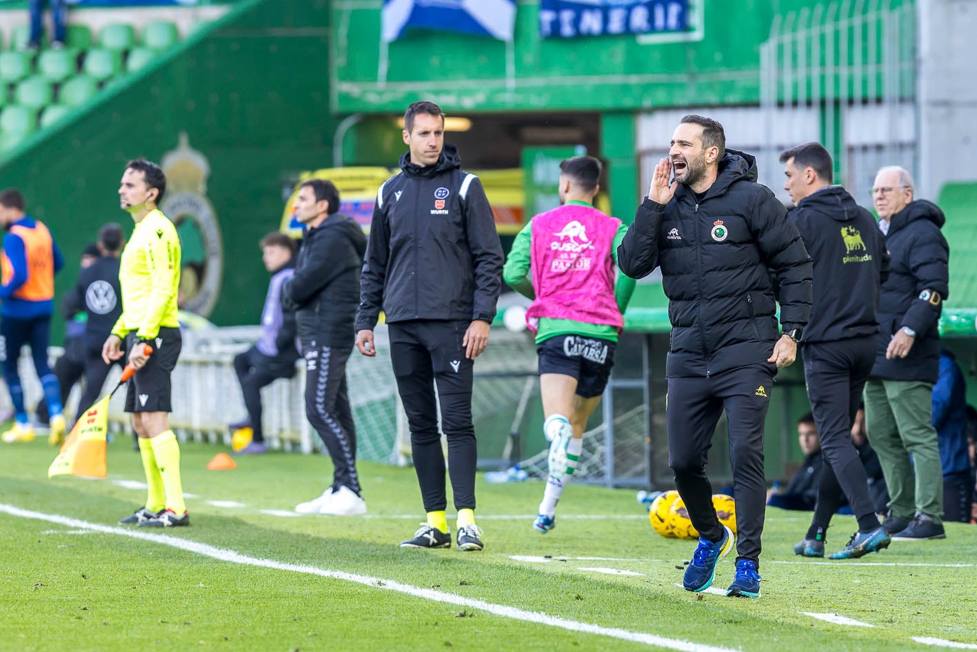 Pablo Álvarez, que ayer se hizo cargo del banquillo a causa de la ausencia de José Alberto por sanción, da indicaciones a los jugadores desde la banda. 