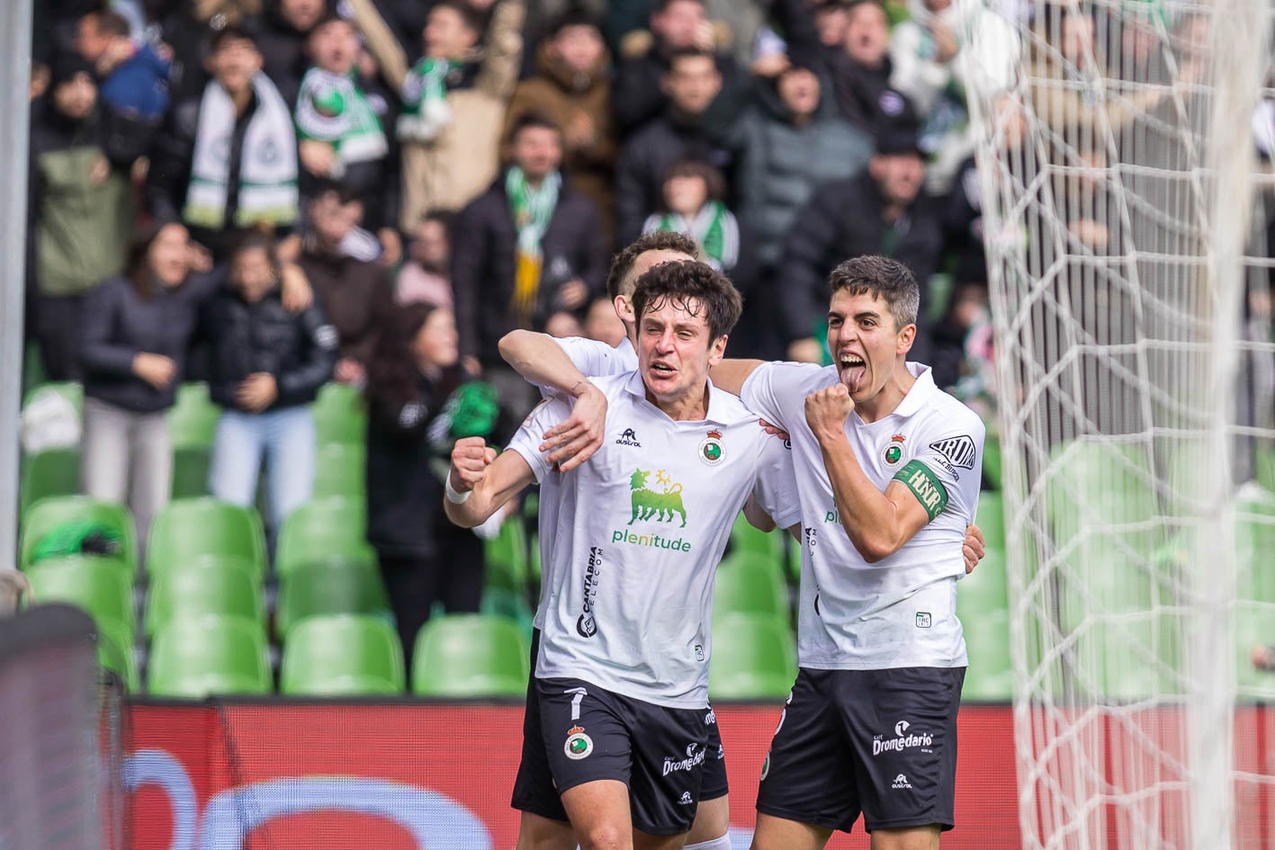 Sangalli, a la izquierda, junto a Íñigo Sainz-Maza , festejan el gol del empate.