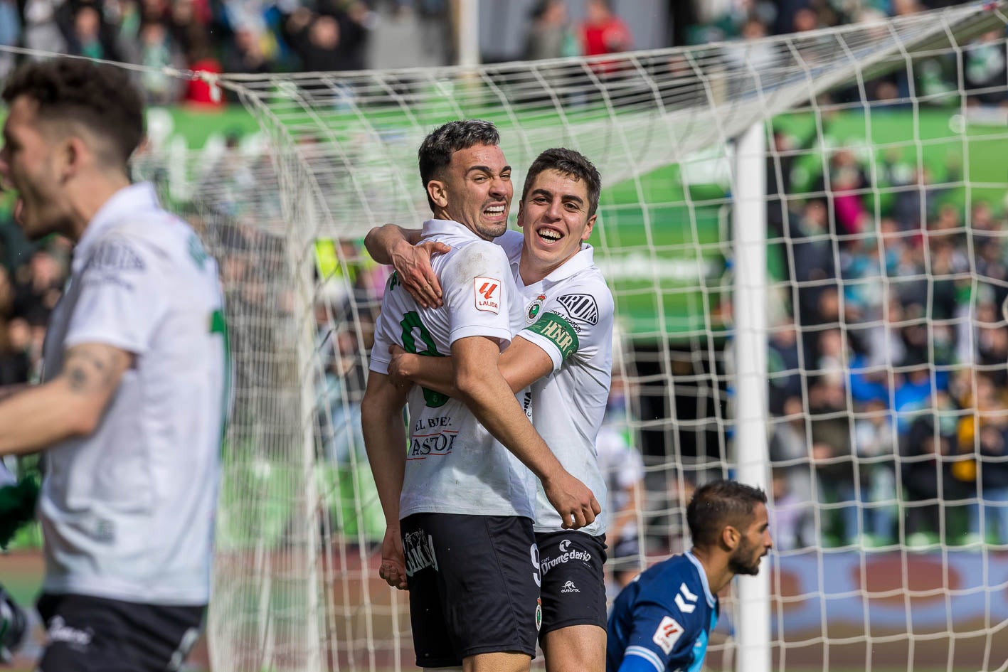 Arana e Íñigo Sainz-Maza se abrazan para celebrar un gol 