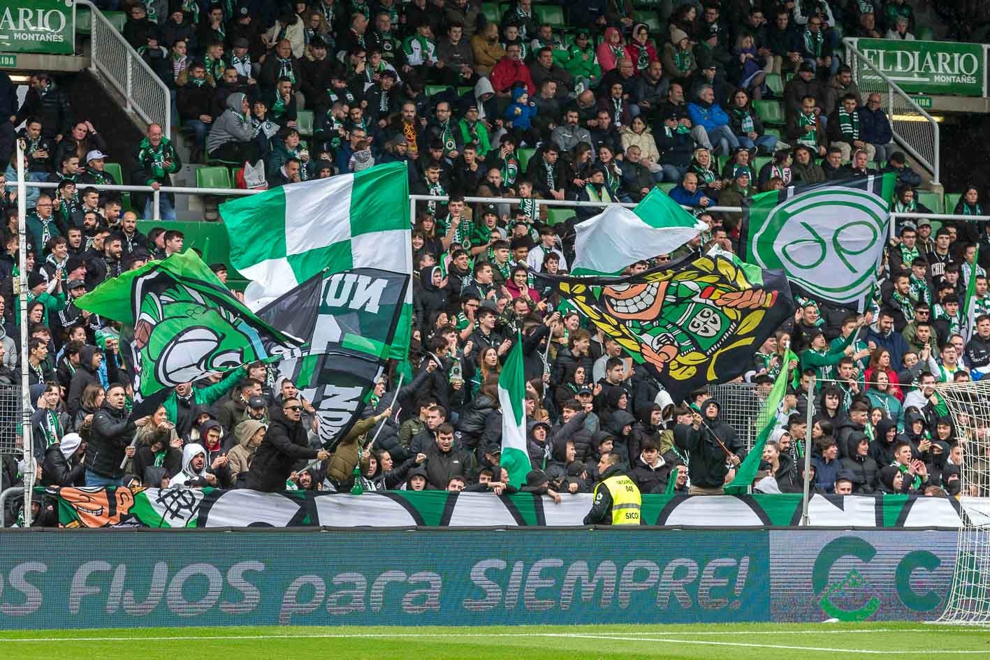 La Gradona festeja el triunfo agitando banderas y animando a los jugadores.