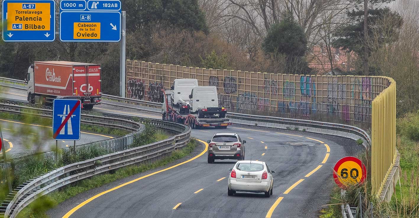 Las vallas más altas tienen grafitis en dos alturas, unos encima de otros.