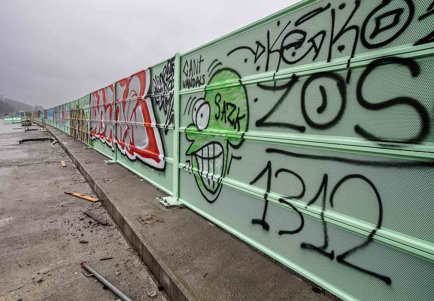 Los grafiteros han 'desvirgado' la zona del nuevo vial elevado a medio construir en Rinconeda.