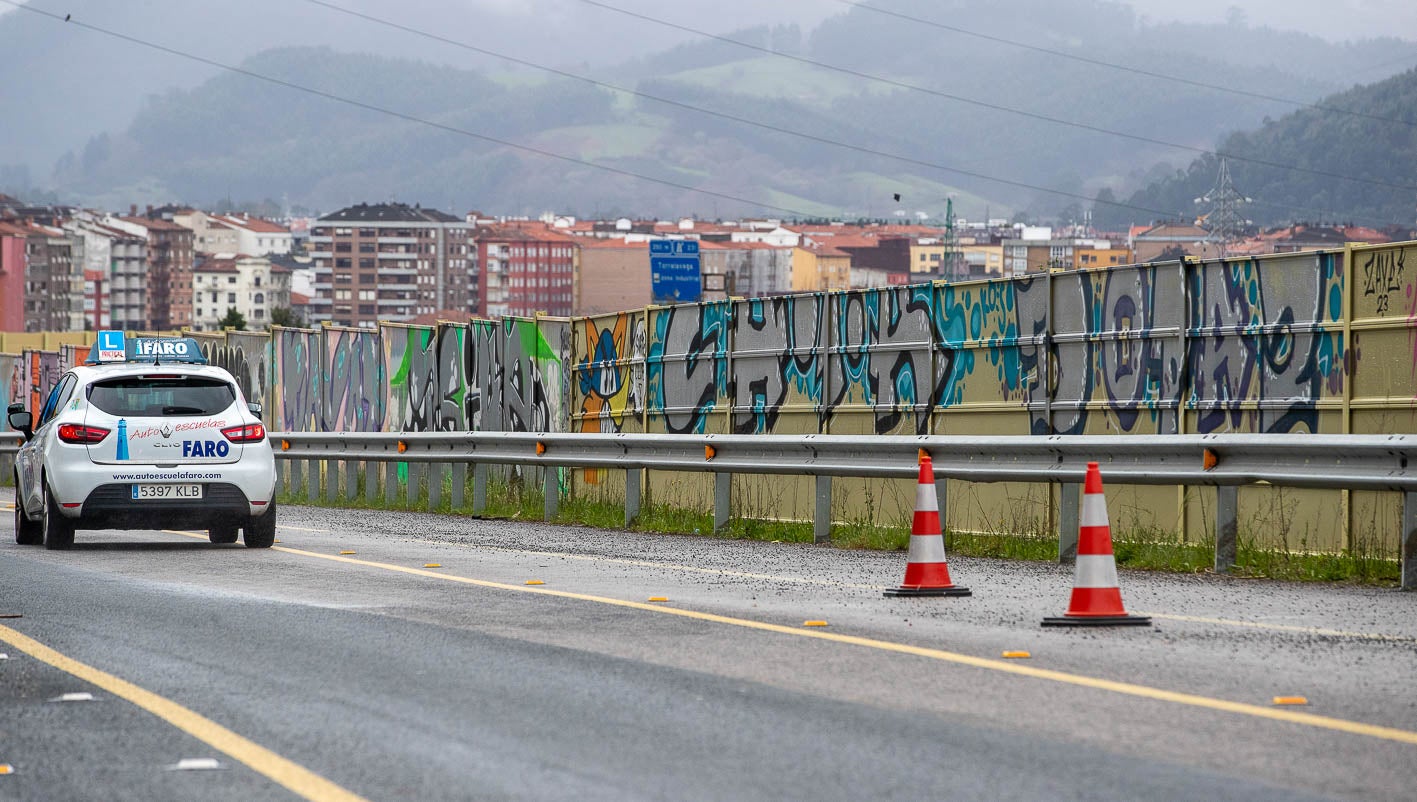 En el último tramo de valla (con algunos paréntesis) hay más de cien firmas.