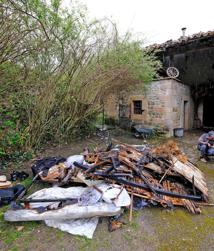 Imagen secundaria 2 - Un incendio arrasa una casa en Cabuérniga