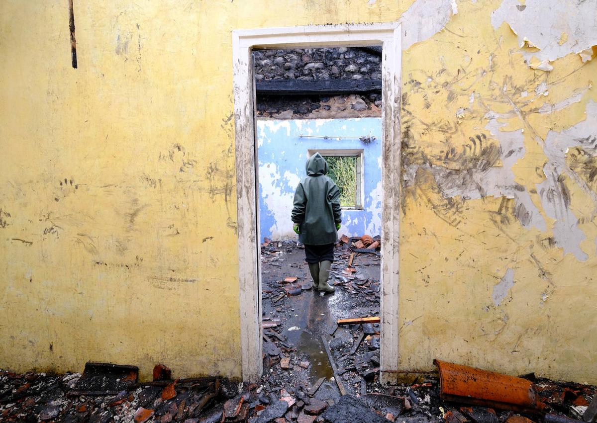 Imagen secundaria 1 - Un incendio arrasa una casa en Cabuérniga