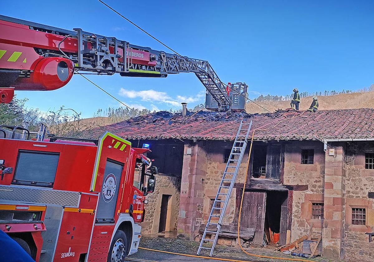 Un incendio arrasa una casa en Cabuérniga