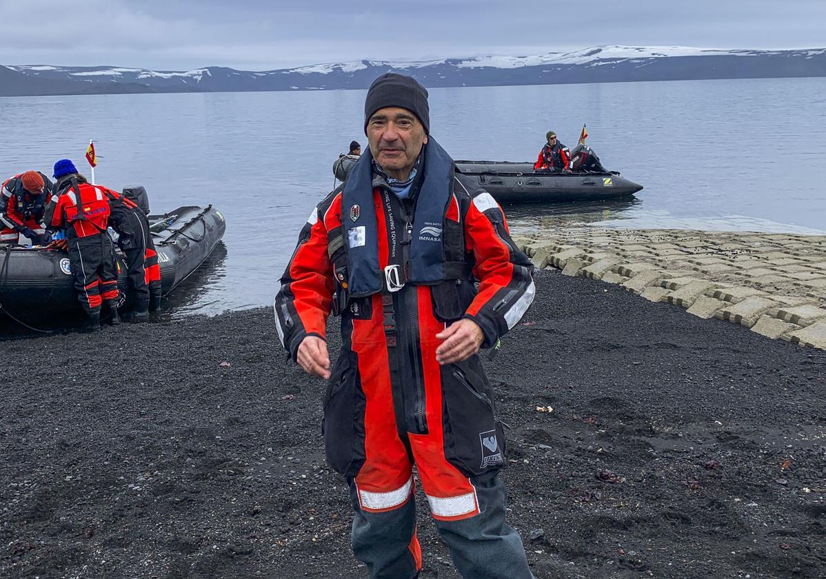 El investigador de la UC Javier Viguri, en una de las salidas para tomar muestras