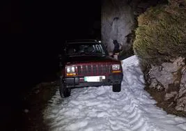 El GPS deja atrapada en la nieve a una pareja de Vigo que metió su coche en una pista de Liébana