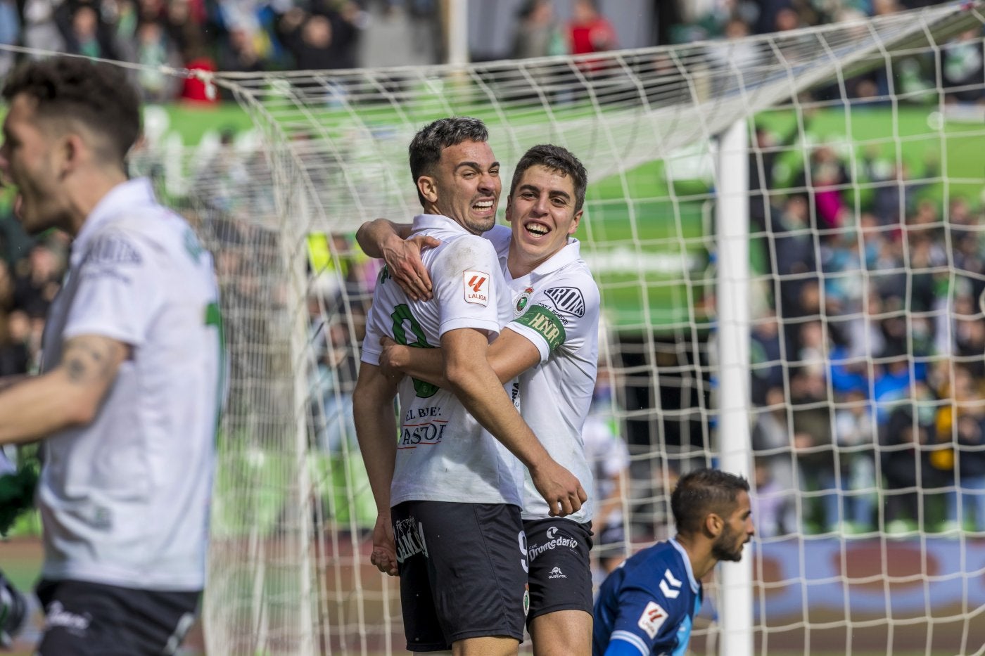 Arana e Íñigo Sainz-Maza celebran el cuarto gol del Racing ante el Tenerife.