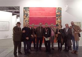 Representantes de la Asociación y galeristas, junto a la obra de Uslé premiada, en el estand de 1Mira.