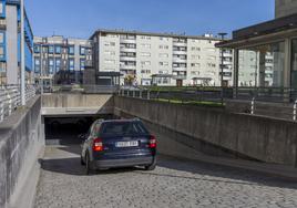 Un coche accede por una de las entradas al aparcamiento subterráneo de Nueva Montaña.