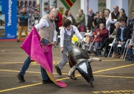 Exhibición de toreo de salón durante la presentación, el sábado, del Círculo Taurino.