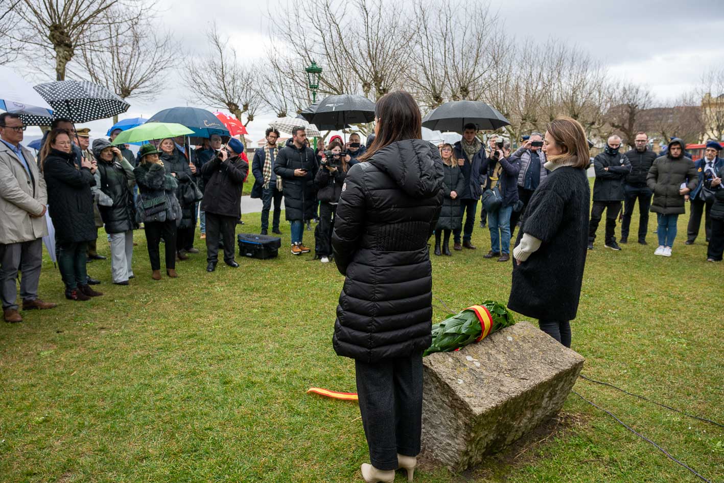 Numerosas autoridades de Cantabria han asistido al homenaje en el Día Europeo de las Víctimas del Terrorismo y han guardado un minuto de silencio.