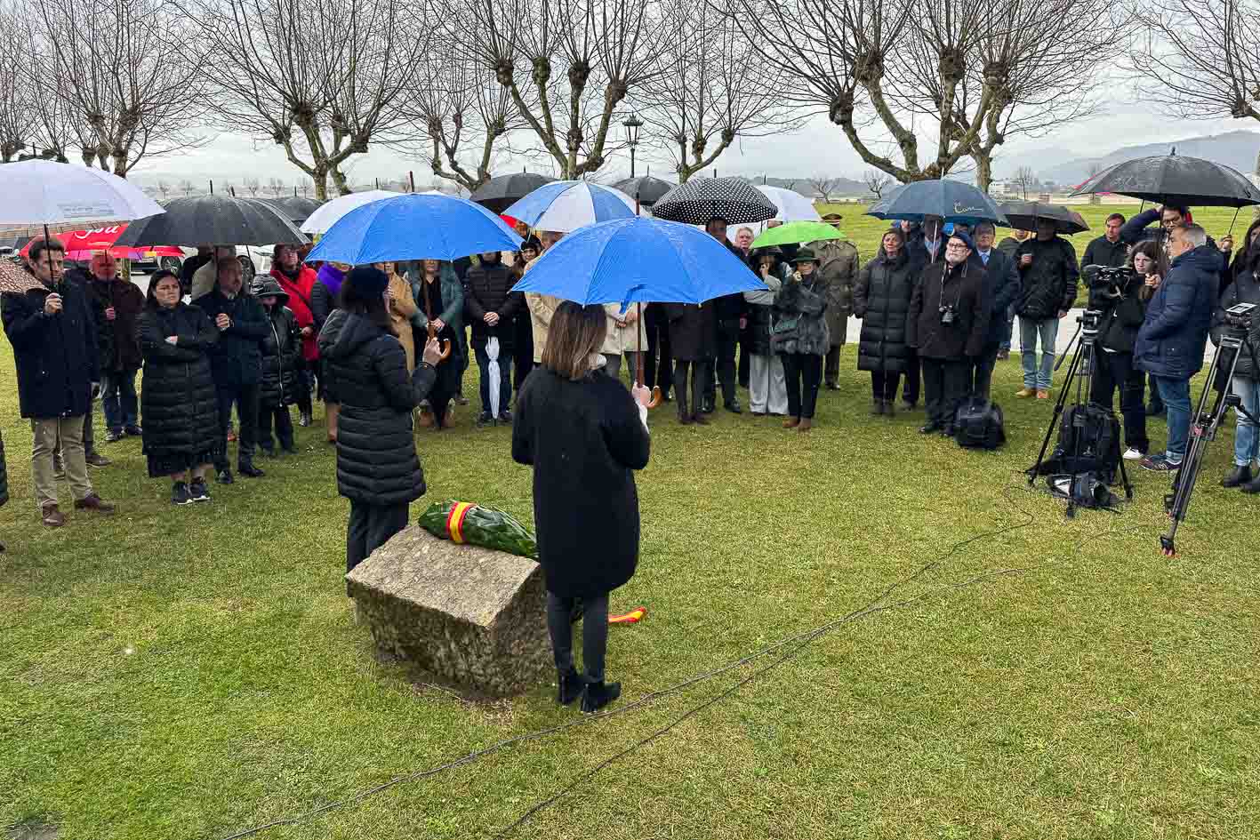 El homenaje, celebrado en el Parque de La Magdalena, junto al monumento de Agustín Ibarrola, se ha celebrado en medio de la lluvia.