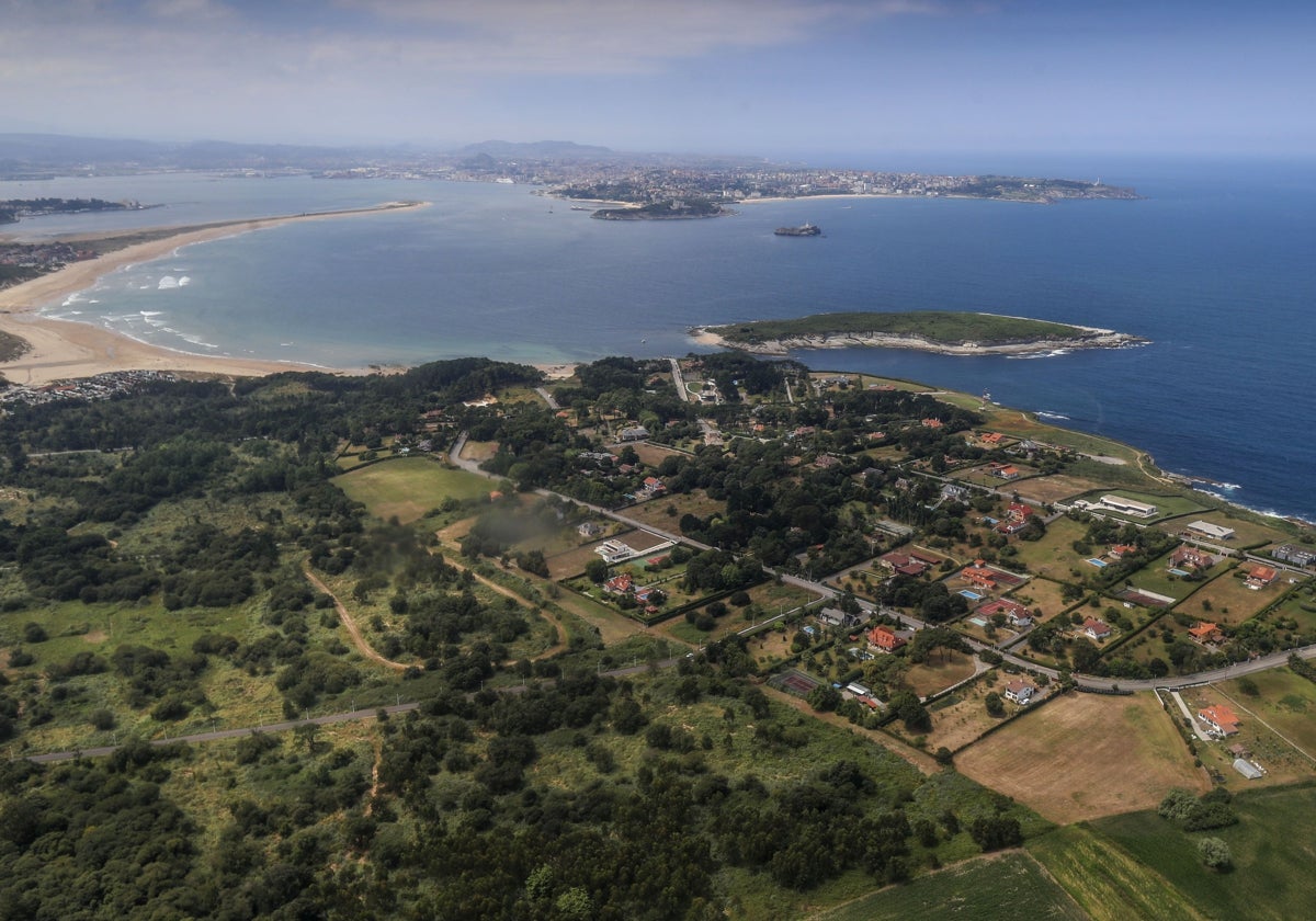 Vista aérea de los terrenos de la extinta empresa Emilio Bolado, donde estaba planteado el complejo turístico y deportivo.