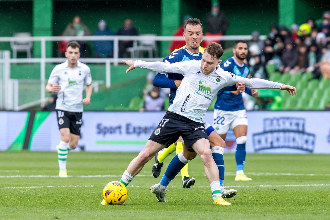 Peque conduce la pelota durante el partido ante el Tenerife.