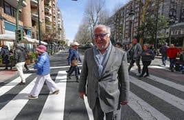 Navarro posa en un paso de cebra de la calle San Fernando, en Santander, antes de la conferencia que ofreció en el Colegio de Médicos.