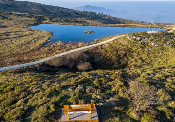 En esta panorámica se ven los pozos de Noja y el banco y columpio gigantes que se han instalado recientemente.