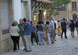 Varias personas en una de las calles del casco urbano de Comillas.