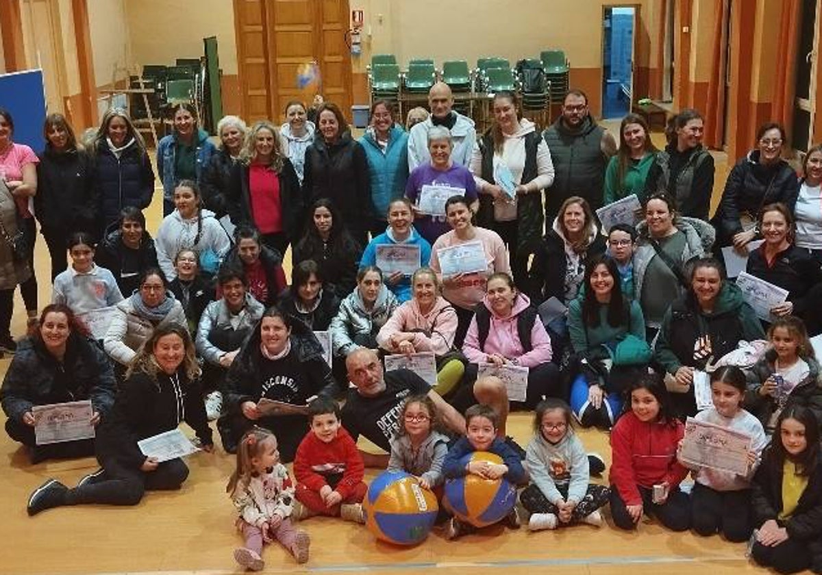 Participantes, instructores y autoridades en el final del curso.