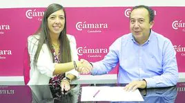 Rosa Vega Salán y Carlos Fernández durante la firma del convenio.