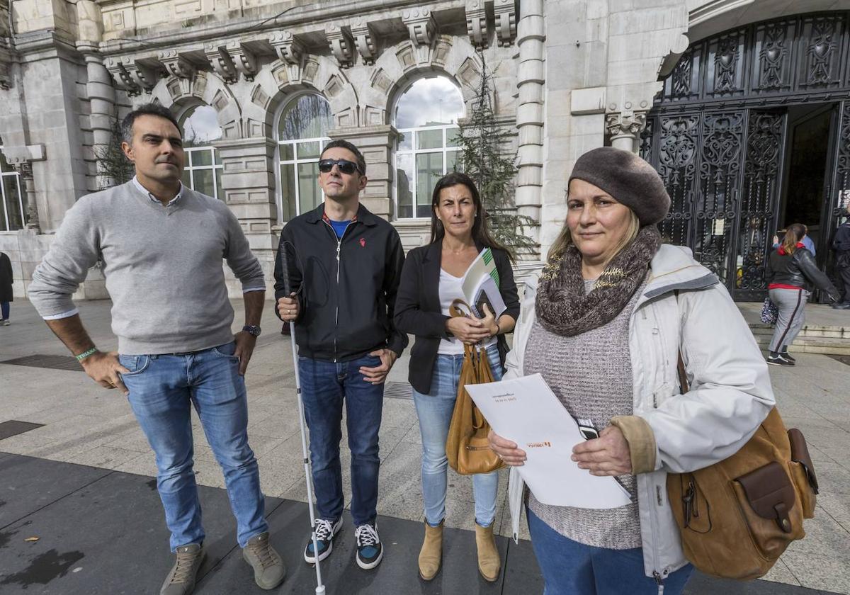 Familias y equipo directivo del CEIP Marqués de Estella, en noviembre, antes de su reunión con la alcaldesa.