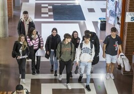 Estudiantes de la Universidad en el pasillo del interfacultativo.
