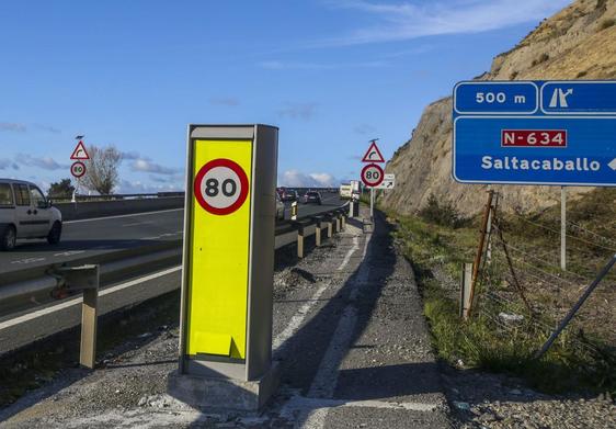 Radar de control de velocidad instalado en la autovía A-8 a la altura de Saltacaballo.