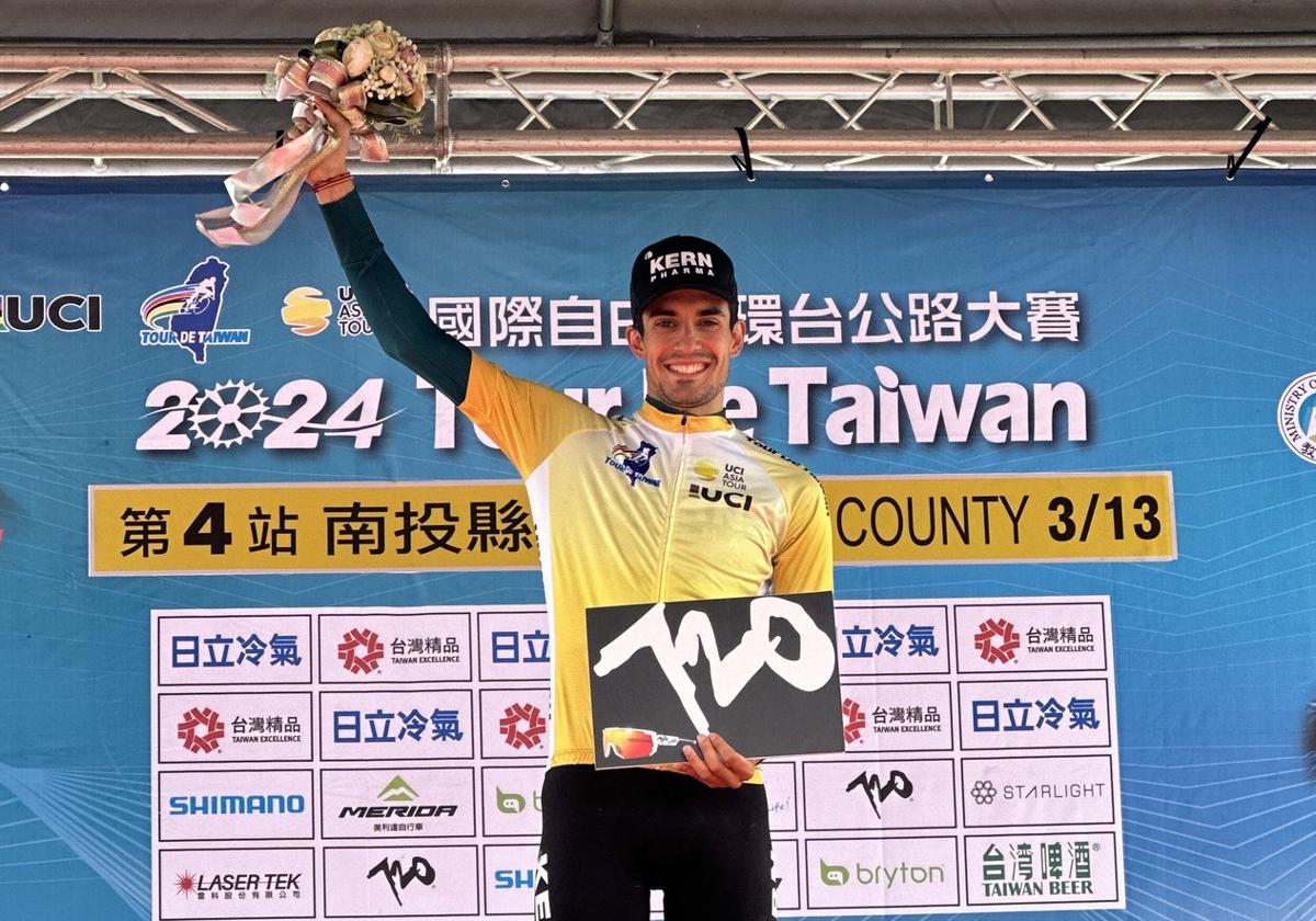 Iván Cobo, con el maillot amarillo de líder del Tour de Taiwán.