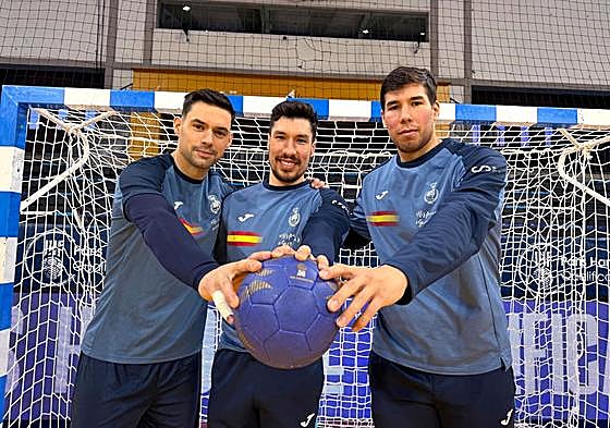 Ángel Fernández, Álex Dujshebaev y Dani Dujshebaev posan antes de la sesión de entrenamiento de ayer en Granollers.