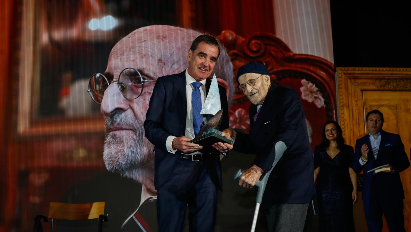 Álvaro Pombo recibe el premio de manos de Ignacio Pérez.