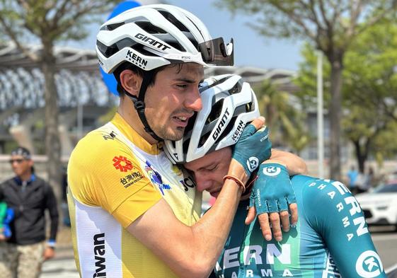 Iván Cobo se abraza a un compañero al final de la etapa.